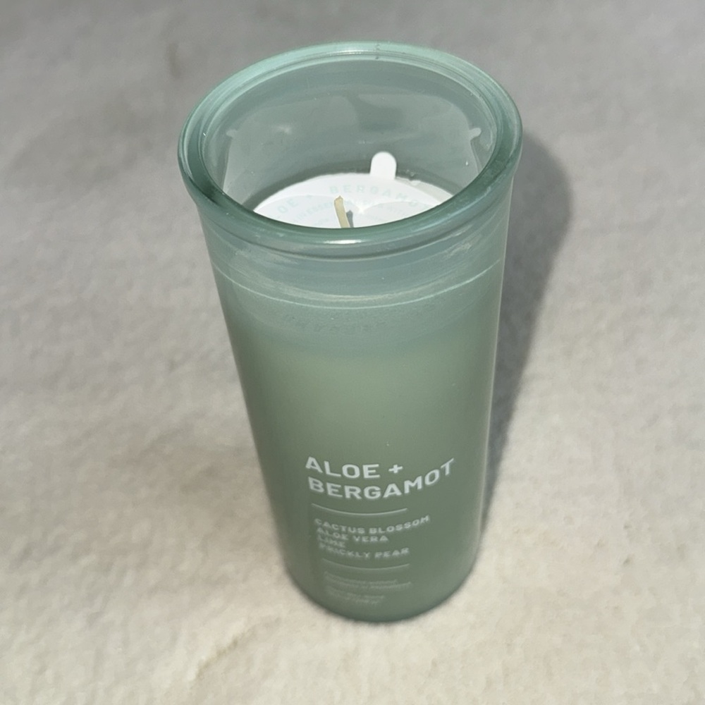 Aloe‎ + Bergamot  Candle - Green - Picture 5 of 15